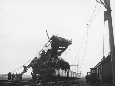 172391 Afbeelding van de ravage na de botsing tussen exprestrein 21 en de stilstaande stoptrein 825 nabij Weesp, met ...